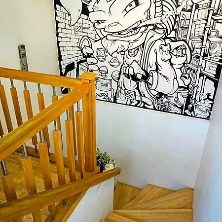 Jimmy Jumps House Albergue *