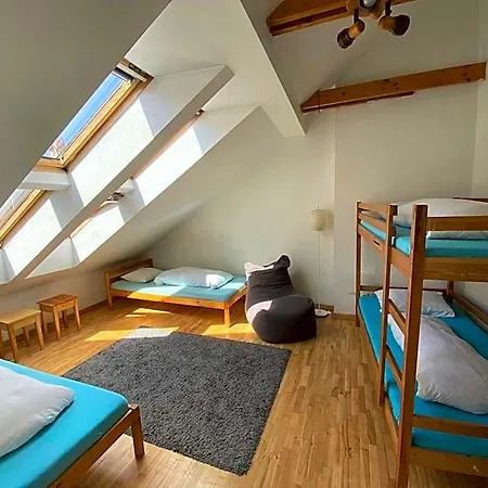Jimmy Jumps House Albergue