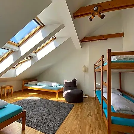 Jimmy Jumps House Albergue *