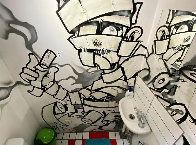 吉米跳跃屋旅馆 *