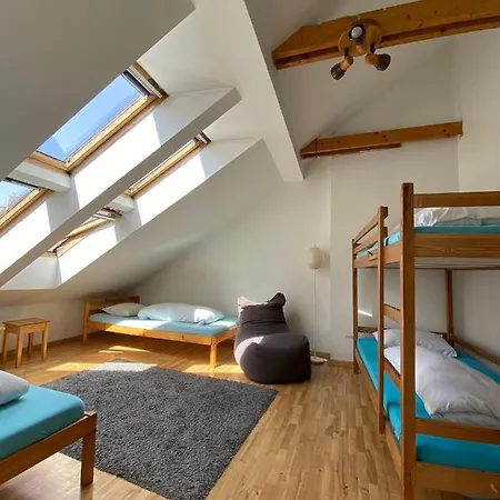 Jimmy Jumps House Хостел *